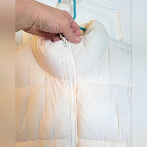 Women's Old Navy XXLT puffer vest. White. Tall collar. Keeps you warm & cozy - Picture 6 of 9